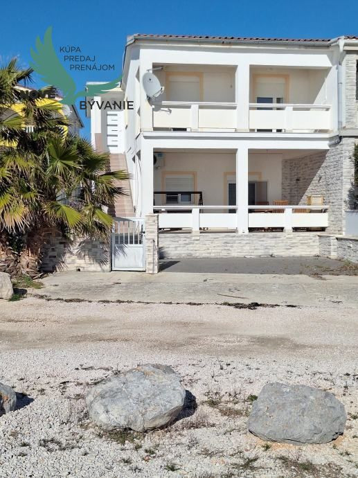 Exluzívne dom v prvej rade od mora s nerušeným výhľadom na more vo vyhľadávanej lokalite na ostrove Vir v Chorvátsku