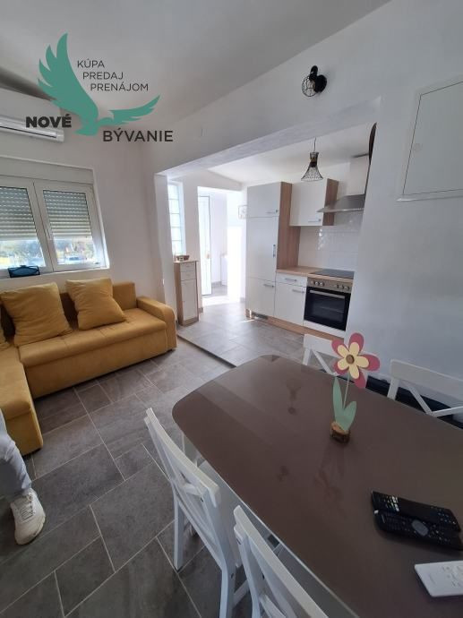 Exluzívne dom v prvej rade od mora s nerušeným výhľadom na more vo vyhľadávanej lokalite na ostrove Vir v Chorvátsku