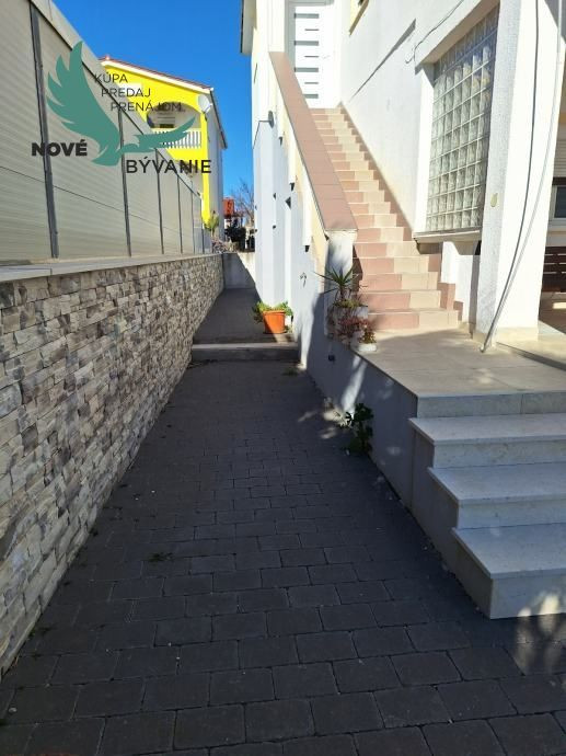 Exluzívne dom v prvej rade od mora s nerušeným výhľadom na more vo vyhľadávanej lokalite na ostrove Vir v Chorvátsku