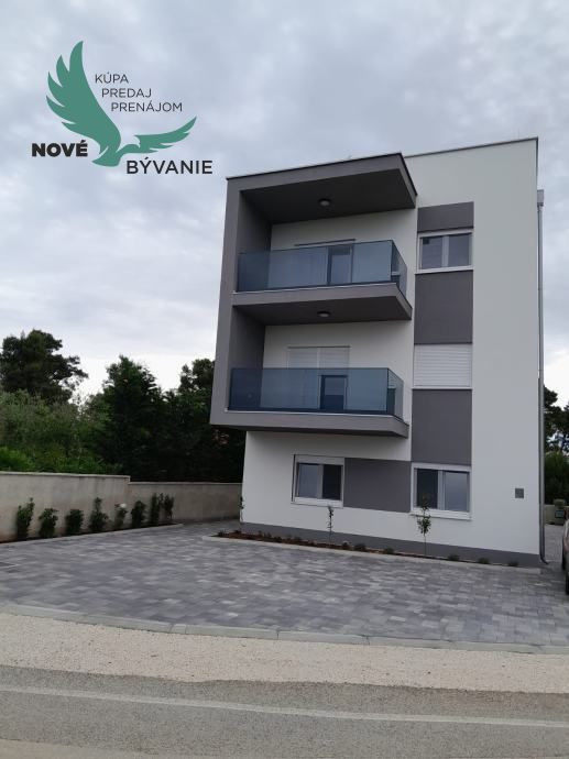 Vir: Moderný Apartmán s Výhľadom na More a Vlastným Parkovaním – Novostavba 2025!