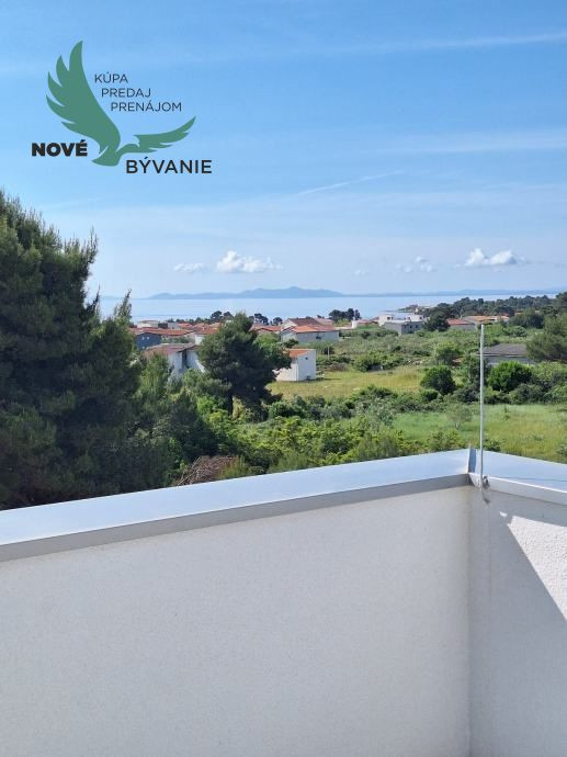 Vir: Moderný Apartmán s Výhľadom na More a Vlastným Parkovaním – Novostavba 2025!