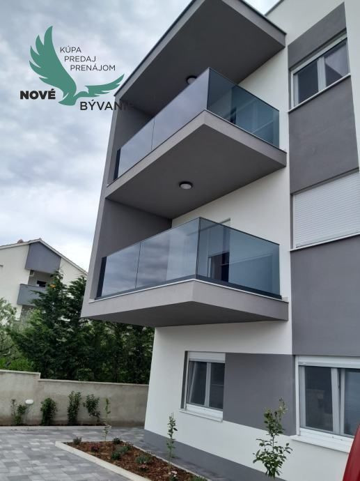 Vir: Moderný Apartmán s Výhľadom na More a Vlastným Parkovaním – Novostavba 2025!