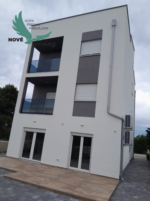 Vir: Moderný Apartmán s Výhľadom na More a Vlastným Parkovaním – Novostavba 2025!