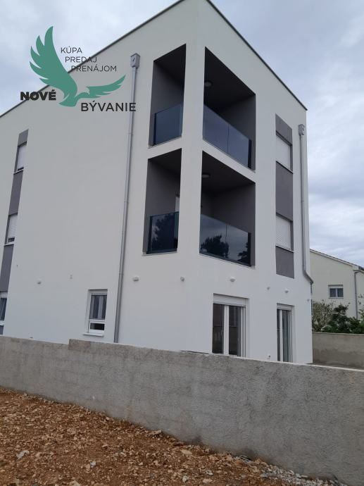 Vir: Moderný Apartmán s Výhľadom na More a Vlastným Parkovaním – Novostavba 2025!