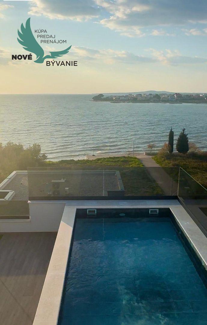 Apartmán s bazénom na strešnej terase a krásnym výhľadom na more len 60m od mora v Chorvátsku v Privlake