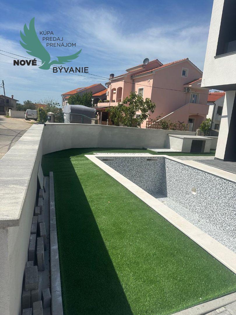 Novostavba domu s výhľadom na more a bazénom v Chorvátsku v Privlake