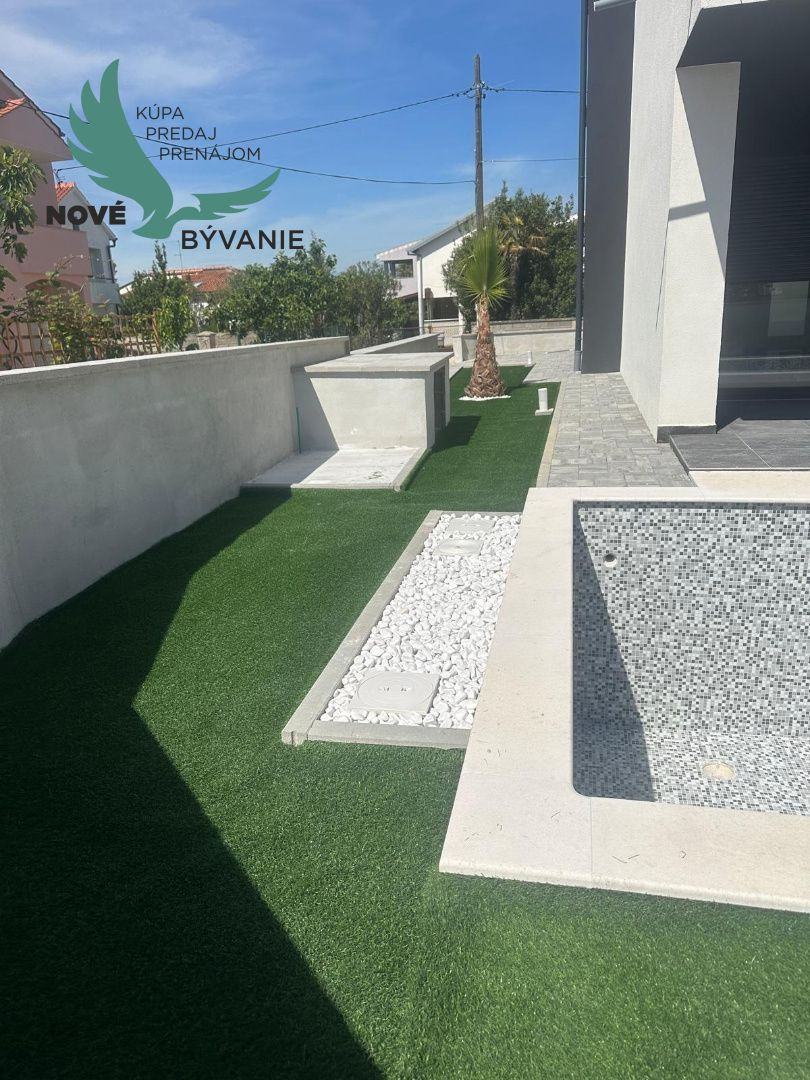 Novostavba domu s výhľadom na more a bazénom v Chorvátsku v Privlake