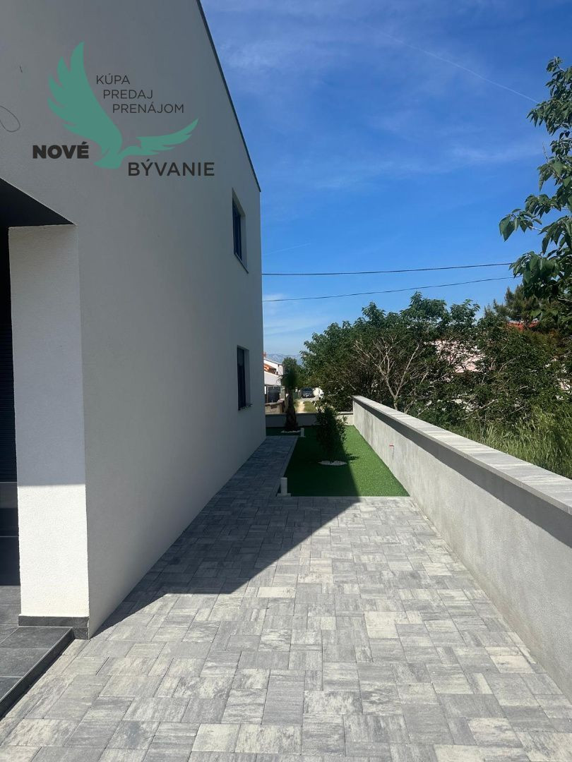 Novostavba domu s výhľadom na more a bazénom v Chorvátsku v Privlake