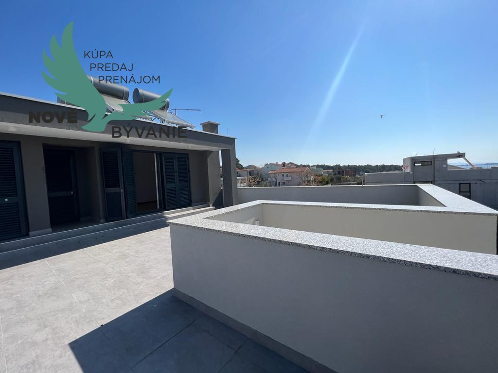 Chorvátsko- EXKLUZÍVNE Jedinečný Penhouse mezonet s výhľadom na more a súkromný chodník ku moru, ktoré je 50m