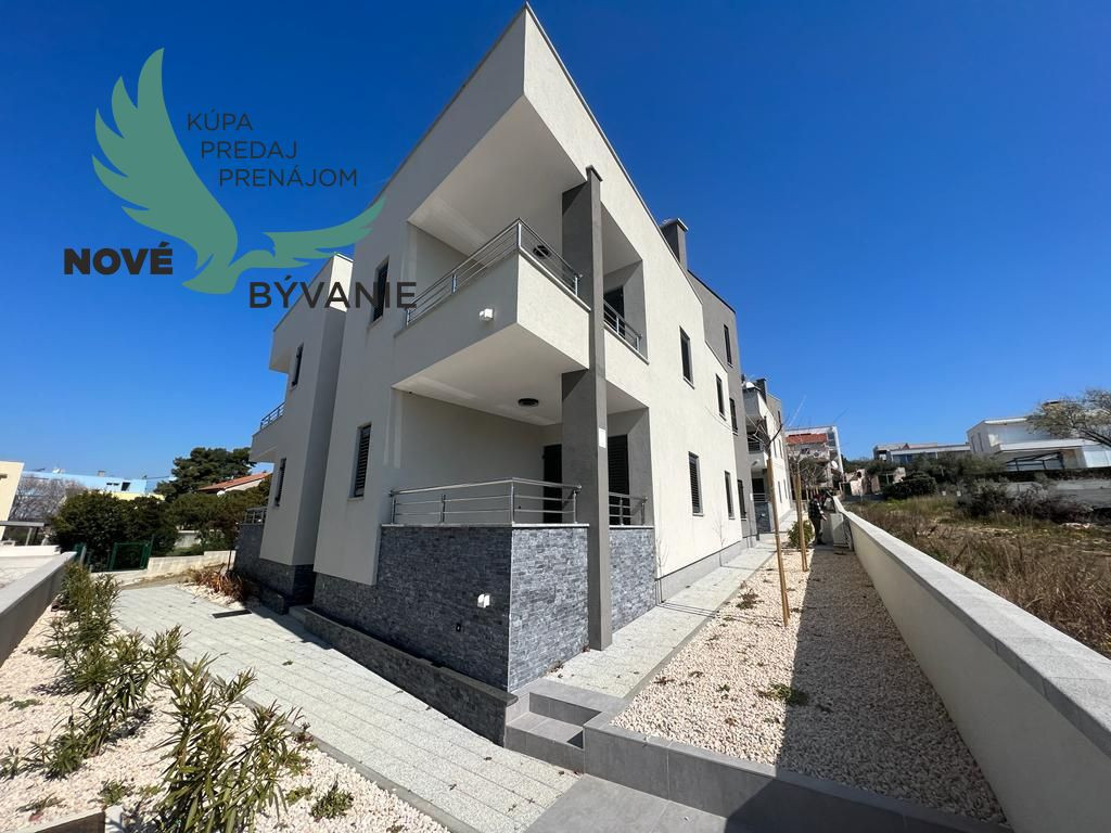 Chorvátsko- EXKLUZÍVNE Jedinečný Penhouse mezonet s výhľadom na more a súkromný chodník ku moru, ktoré je 50m