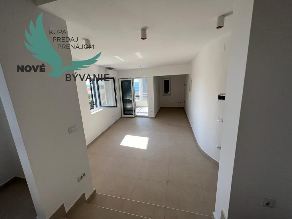 Chorvátsko- EXKLUZÍVNE Jedinečný Penhouse mezonet s výhľadom na more a súkromný chodník ku moru, ktoré je 50m