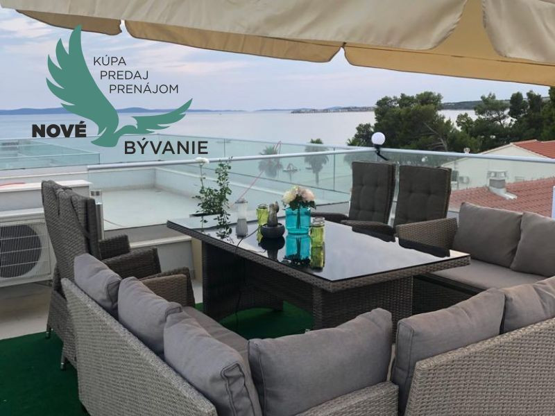 Na predaj apartmán so strešnou terasou len 80m od mora, výhľad na more Vir- Chorvátsko