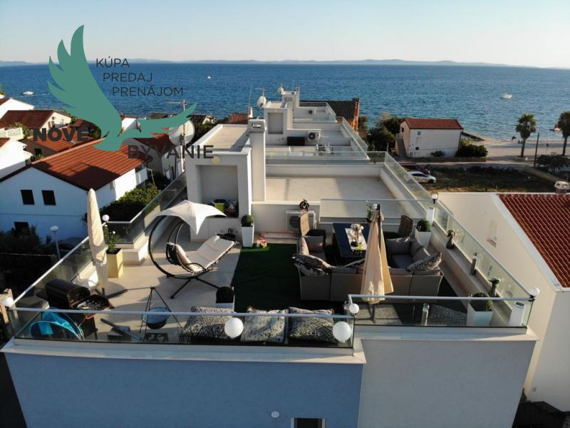 Na predaj apartmán so strešnou terasou len 80m od mora, výhľad na more Vir- Chorvátsko