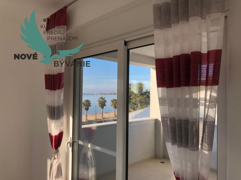 Na predaj apartmán so strešnou terasou len 80m od mora, výhľad na more Vir- Chorvátsko