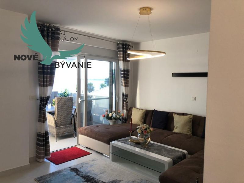 Na predaj apartmán so strešnou terasou len 80m od mora, výhľad na more Vir- Chorvátsko