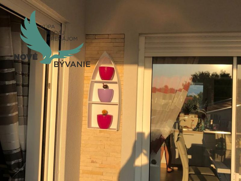 Na predaj apartmán so strešnou terasou len 80m od mora, výhľad na more Vir- Chorvátsko