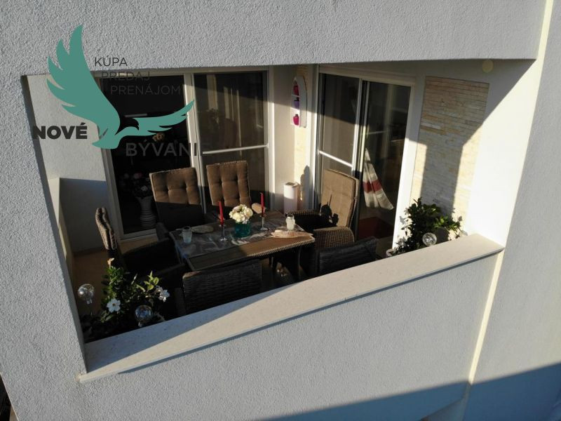 Na predaj apartmán so strešnou terasou len 80m od mora, výhľad na more Vir- Chorvátsko