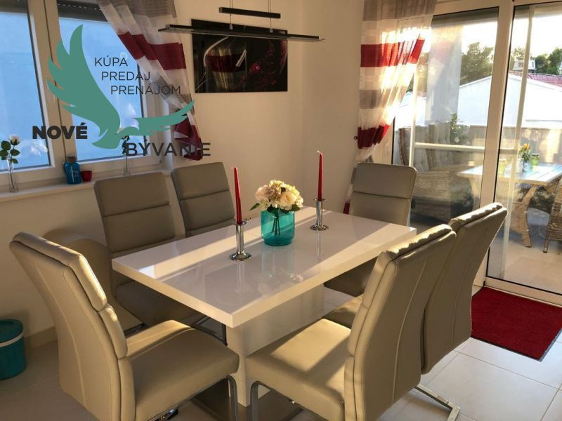 Na predaj apartmán so strešnou terasou len 80m od mora, výhľad na more Vir- Chorvátsko