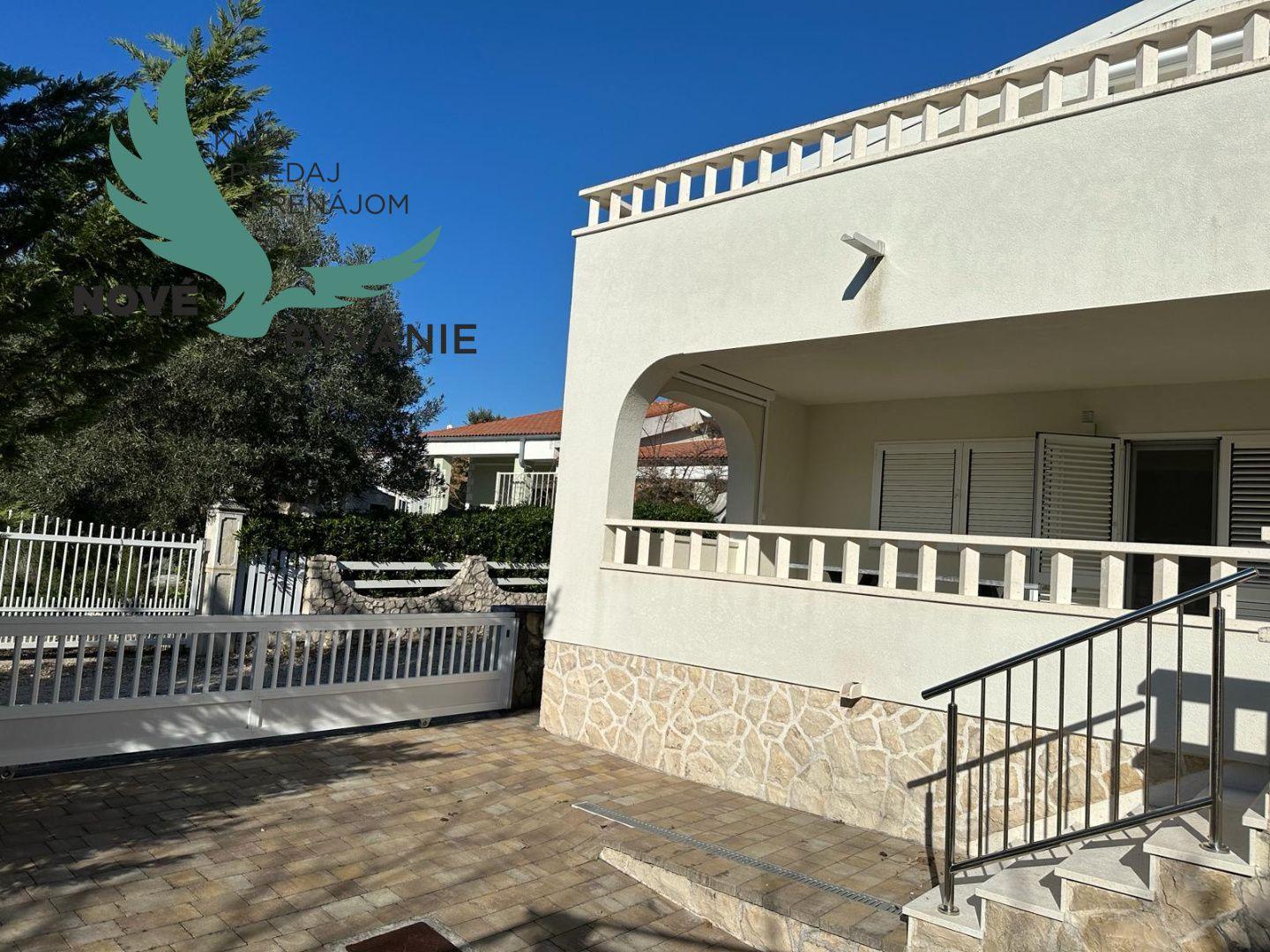 Dom 2x apartmán len 80m od mora s výhľadom na more v Chorvátsku na ostrove Vir