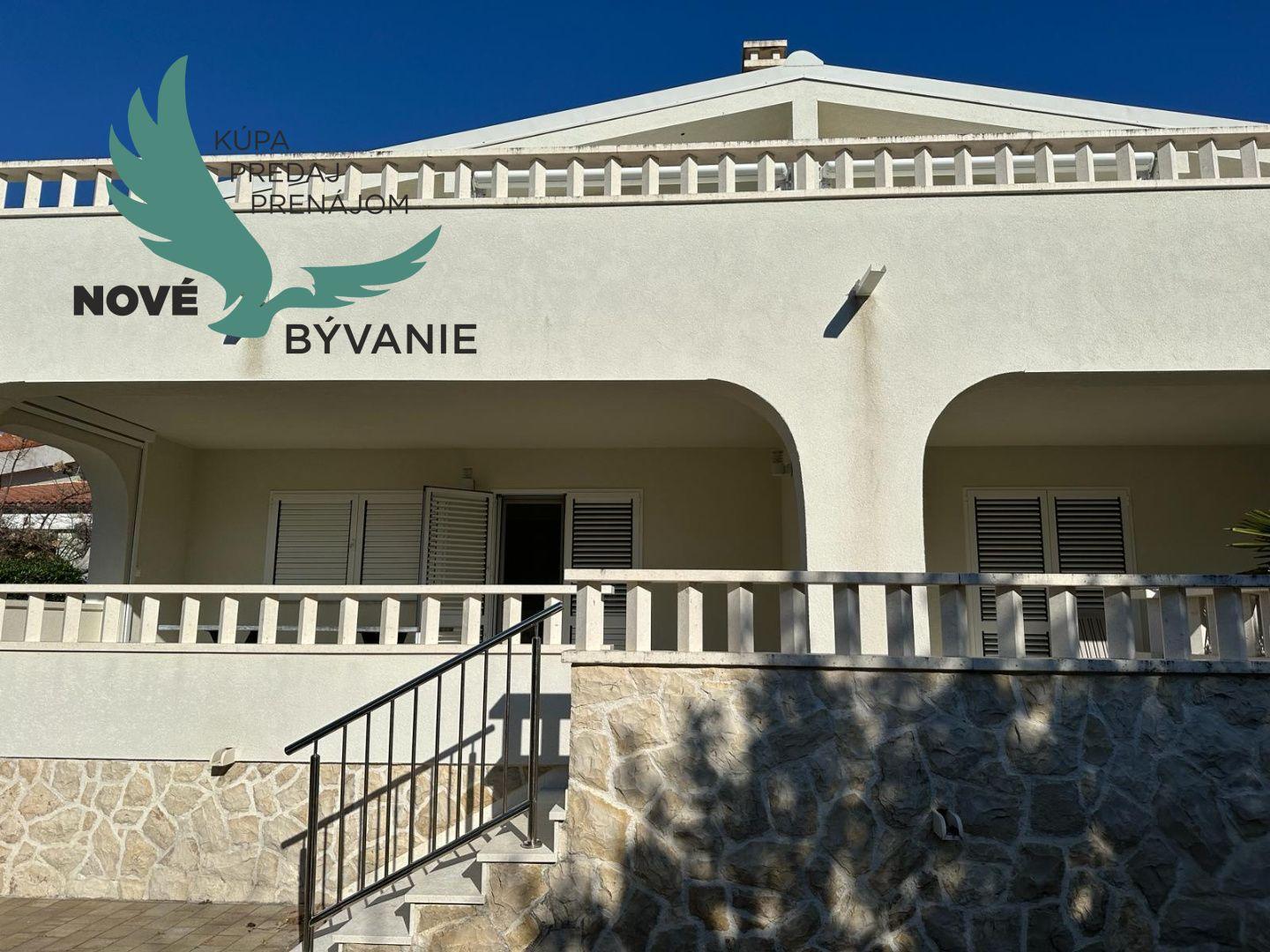 Dom 2x apartmán len 80m od mora s výhľadom na more v Chorvátsku na ostrove Vir