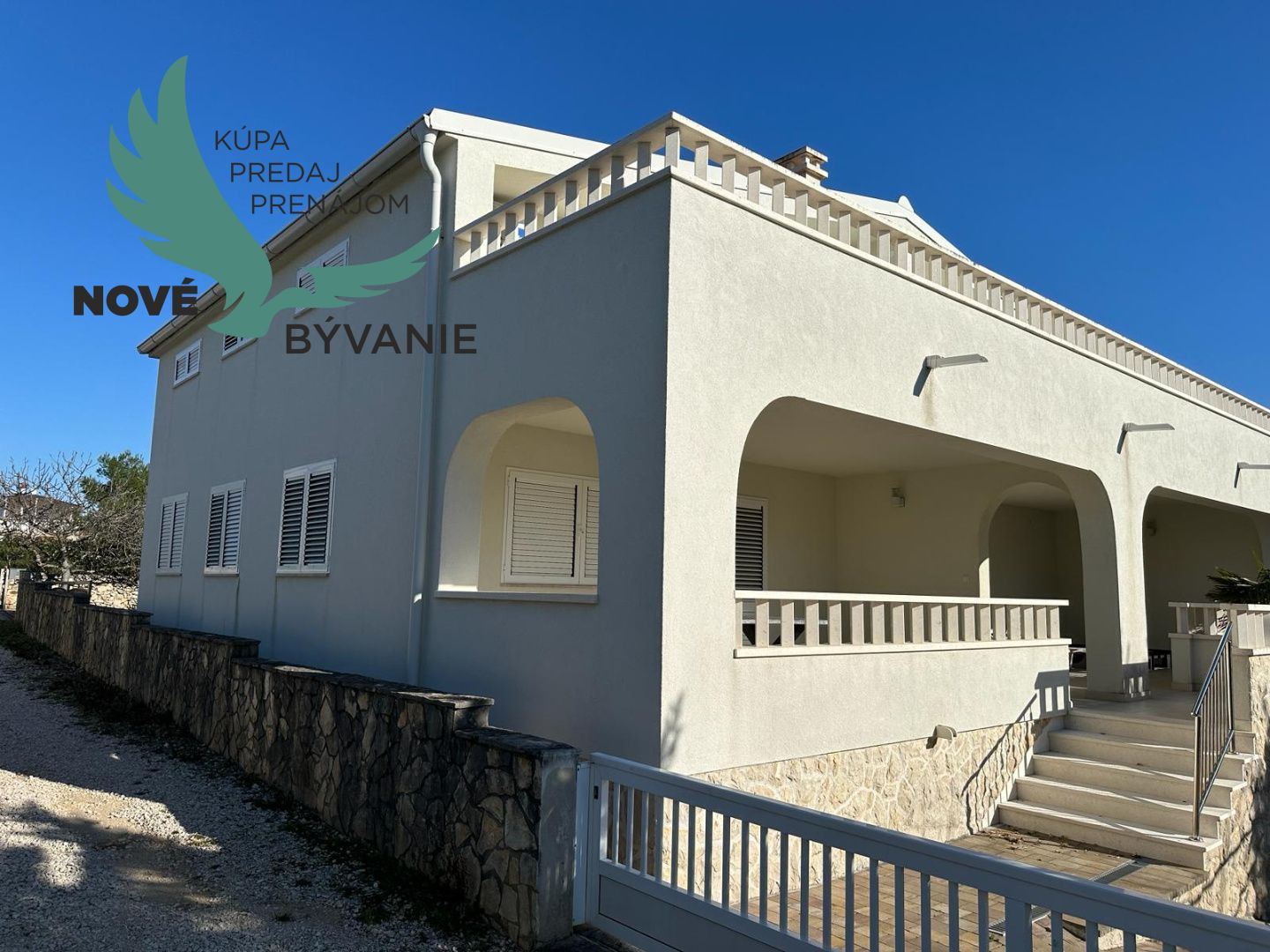 Dom 2x apartmán len 80m od mora s výhľadom na more v Chorvátsku na ostrove Vir