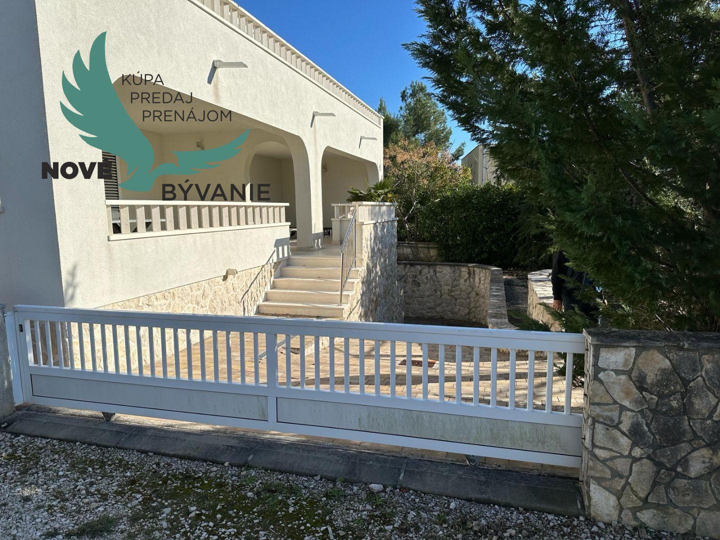 Dom 2x apartmán len 80m od mora s výhľadom na more v Chorvátsku na ostrove Vir