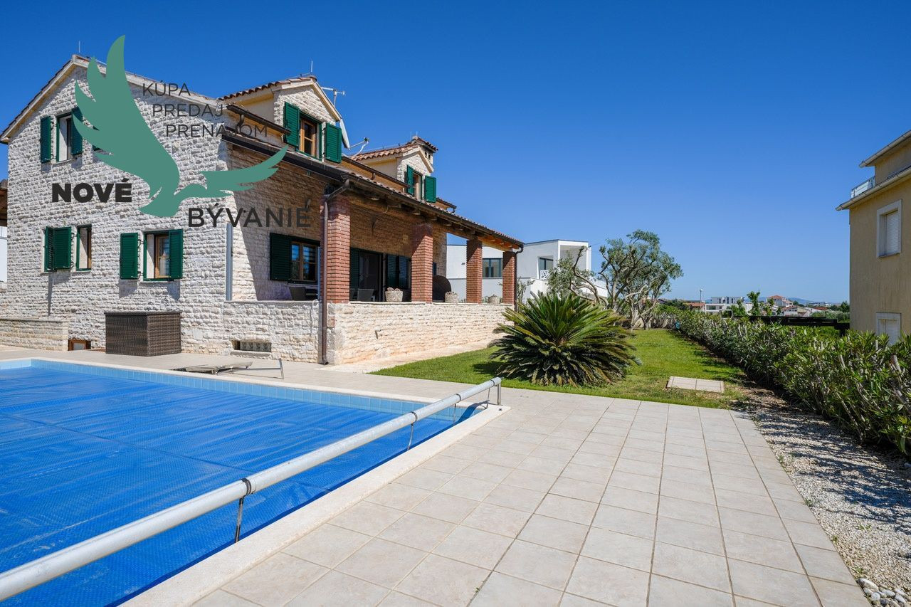 Exkluzívna kamenná vila s bazénom – Ideálna investícia do vášho oddychu!