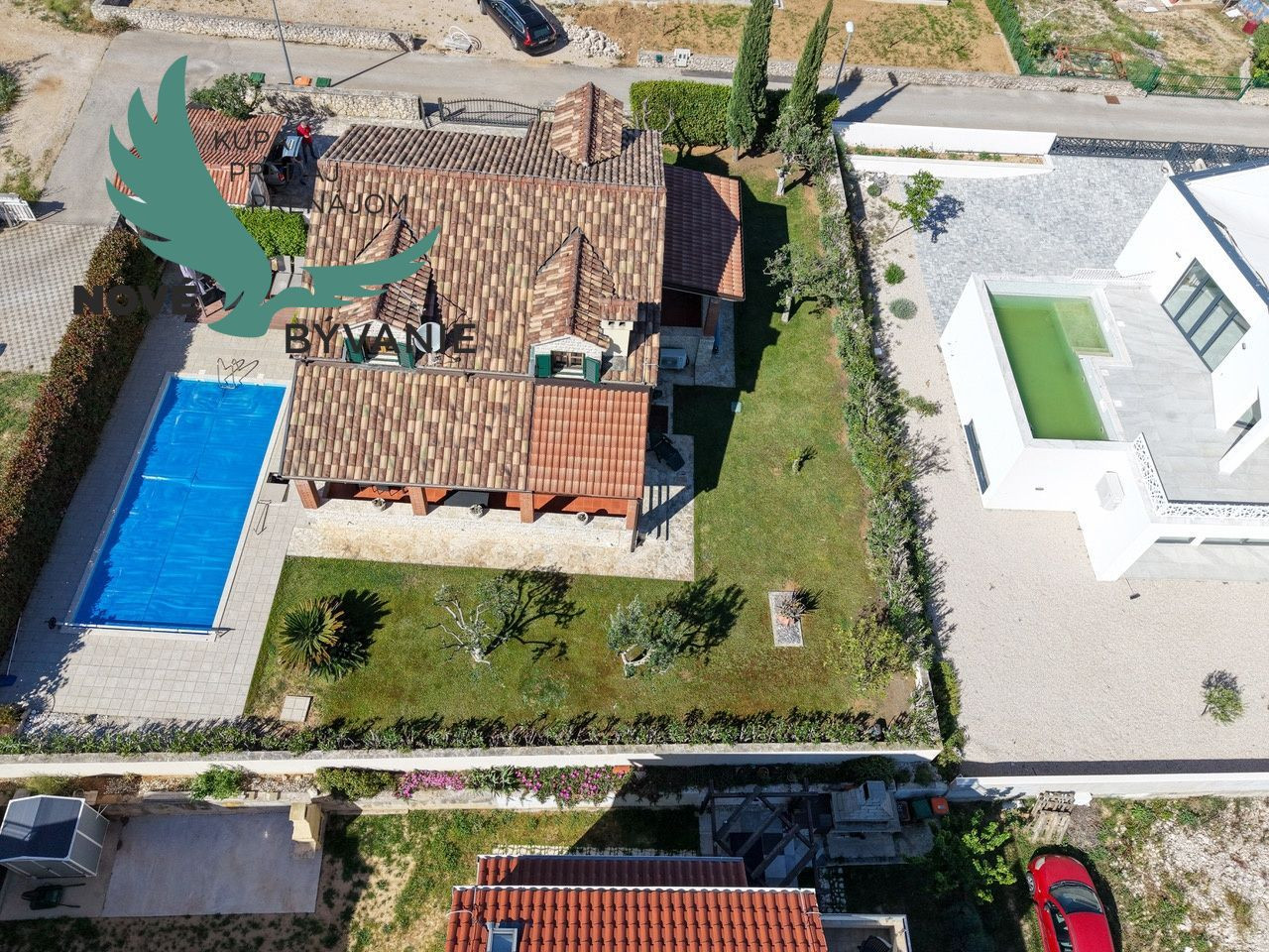 Exkluzívna kamenná vila s bazénom – Ideálna investícia do vášho oddychu!