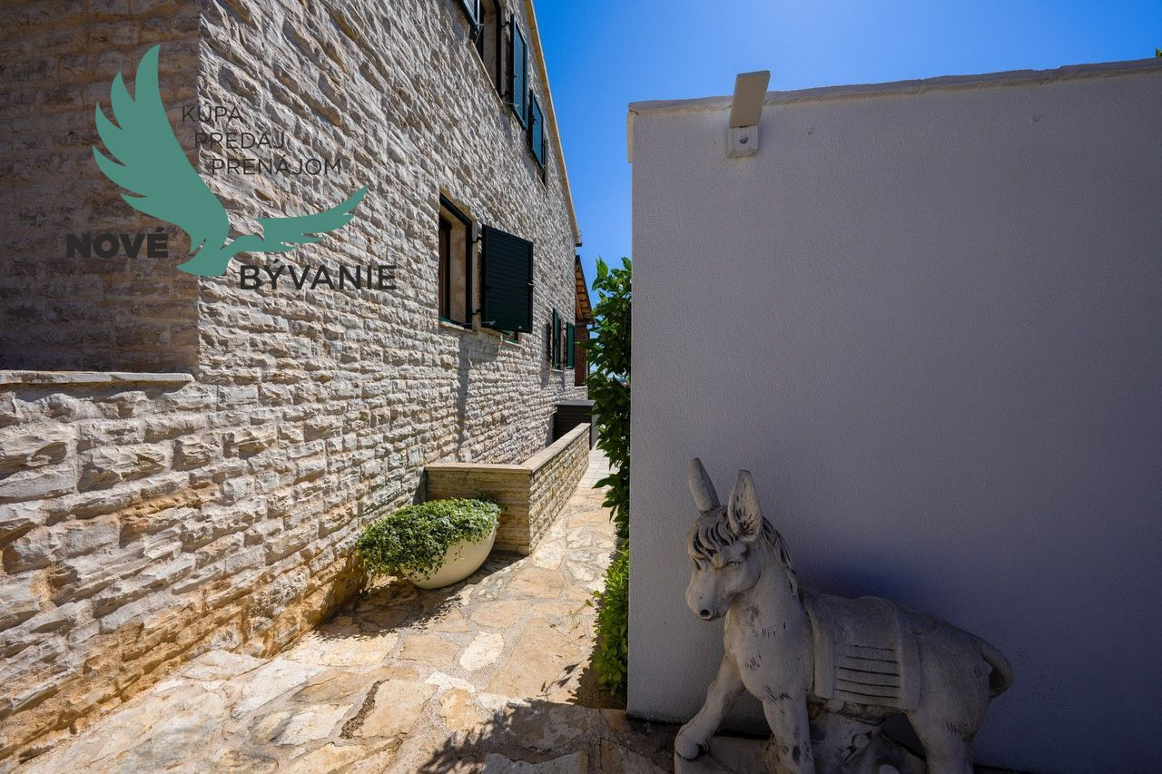 Exkluzívna kamenná vila s bazénom – Ideálna investícia do vášho oddychu!