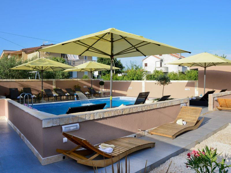 Top ponuka apartmán s tromi štúdio apartmánmi a bazénom v Chorvátsku