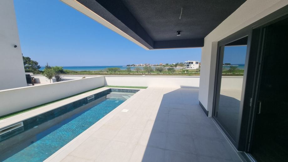 Chorvátsko - Luxusná novostavba vily s bazénom a nerušeným výhľadom na more blízko pieskovej pláže v Privlake