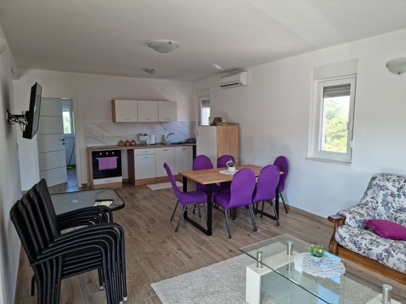 Na predaj priestranný  apartmán na ostrove Vir-Bobovik, Chorvátsko