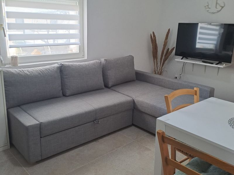 Chorvátsko - Domček v radovej zástavbe s pred záhradkou