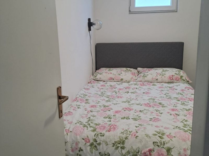 Chorvátsko - Domček v radovej zástavbe s pred záhradkou