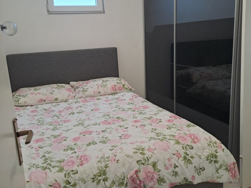 Chorvátsko - Domček v radovej zástavbe s pred záhradkou