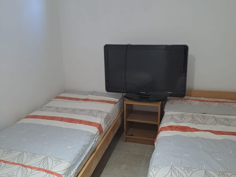 Chorvátsko - Domček v radovej zástavbe s pred záhradkou