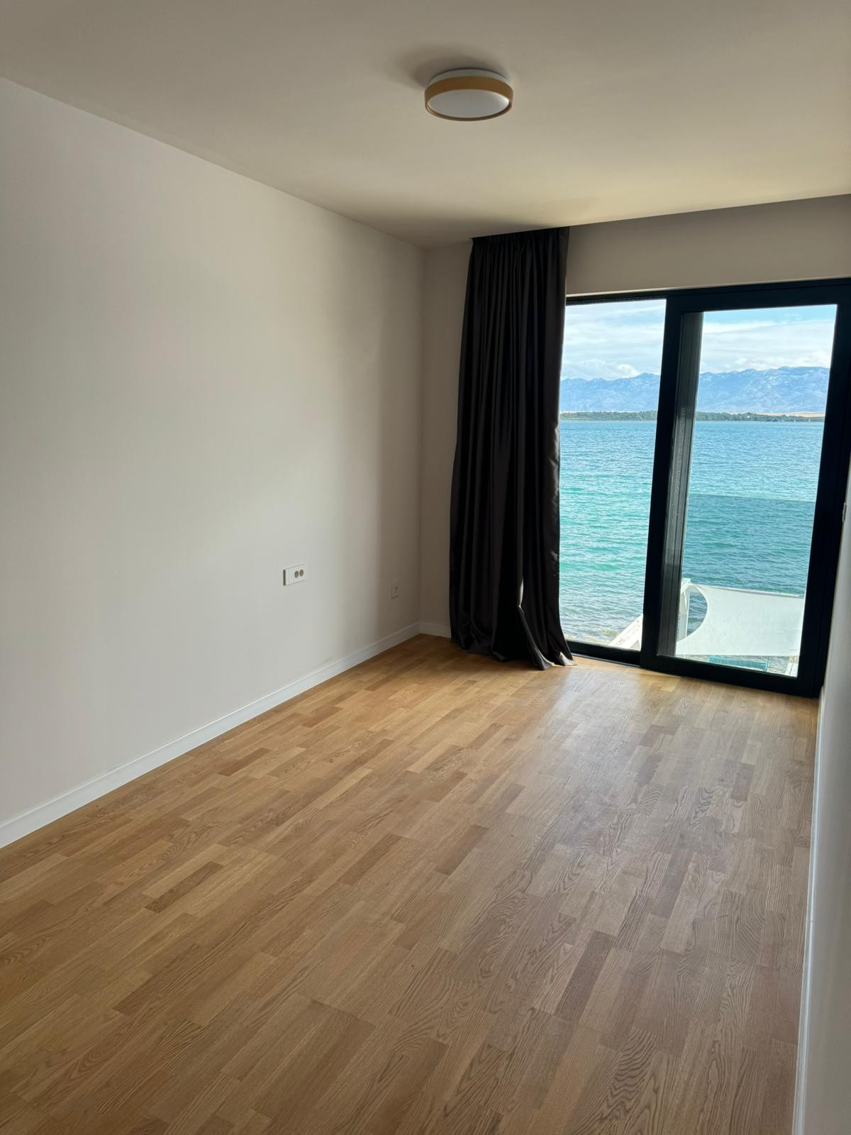 Exkluzívne novostavba apartmánu v prvej rade od mora s výhľadom na more  Chorvátsko - Privlaka