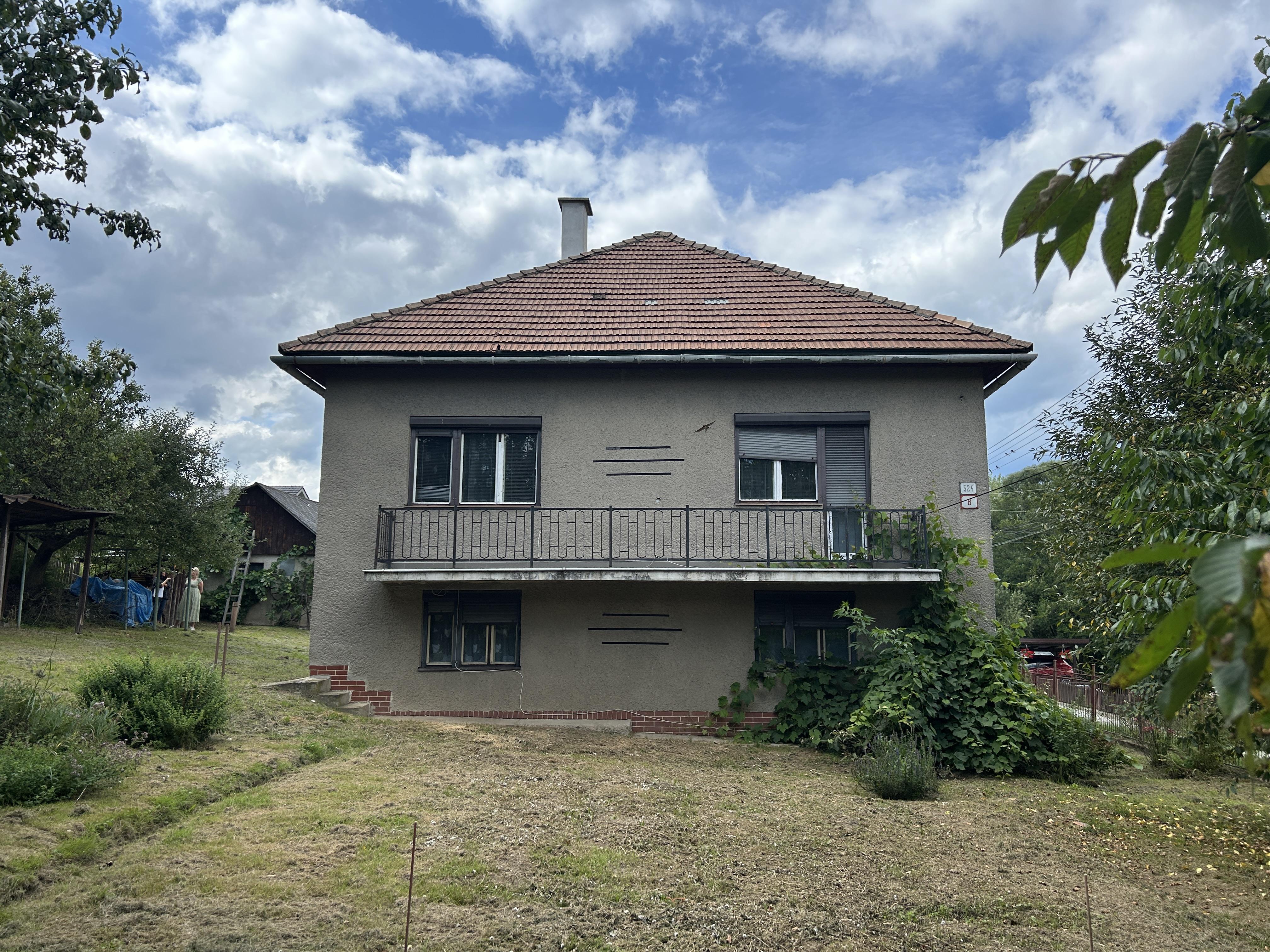 ZNÍŽENÁ CENA - Priestranný rodinný dom s veľkou záhradou - Lopej