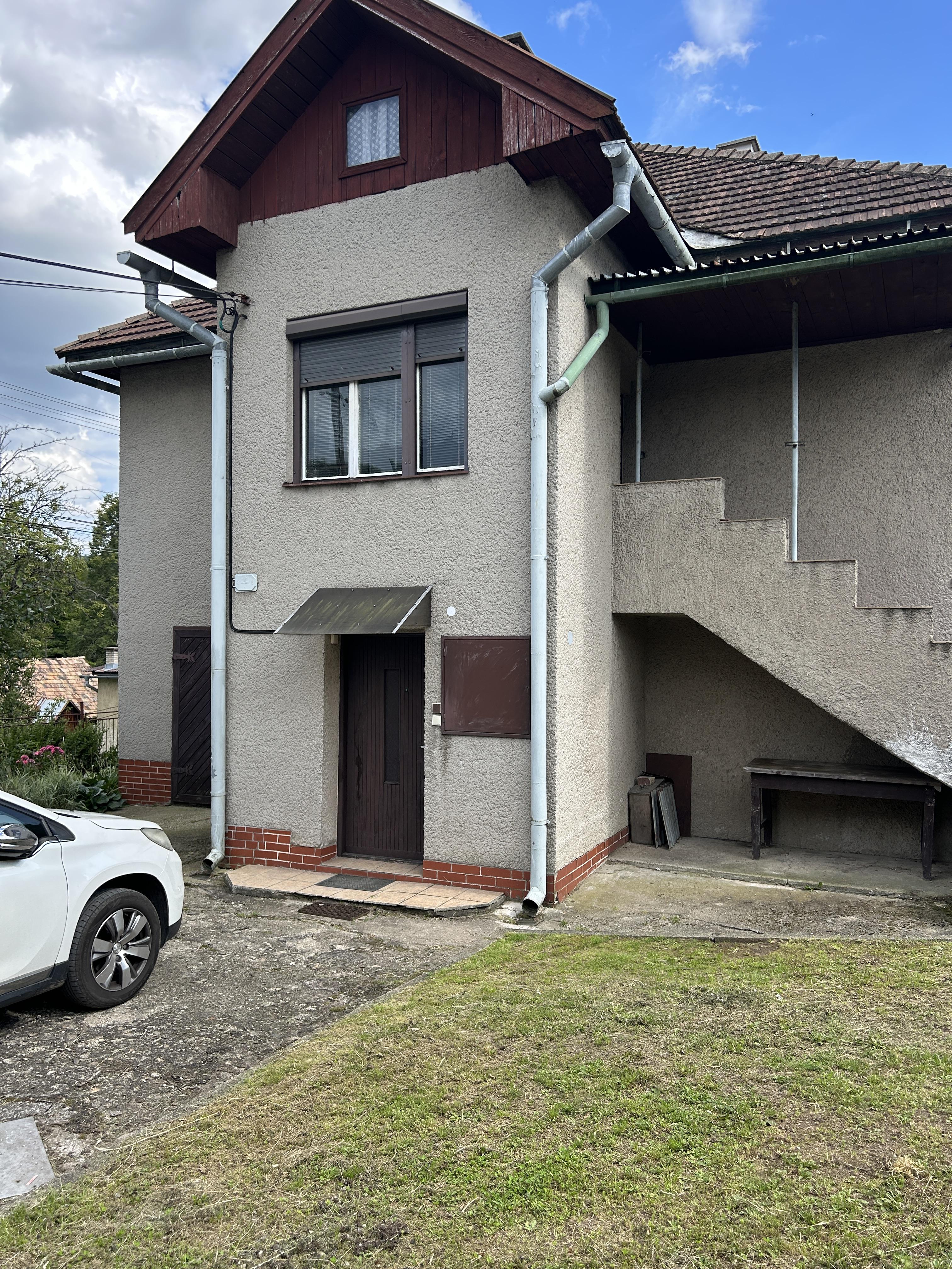 ZNÍŽENÁ CENA - Priestranný rodinný dom s veľkou záhradou - Lopej