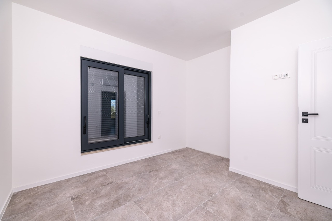 Na predaj novostavba apartmánu len 200m od mora so záhradou v Chorvátsku