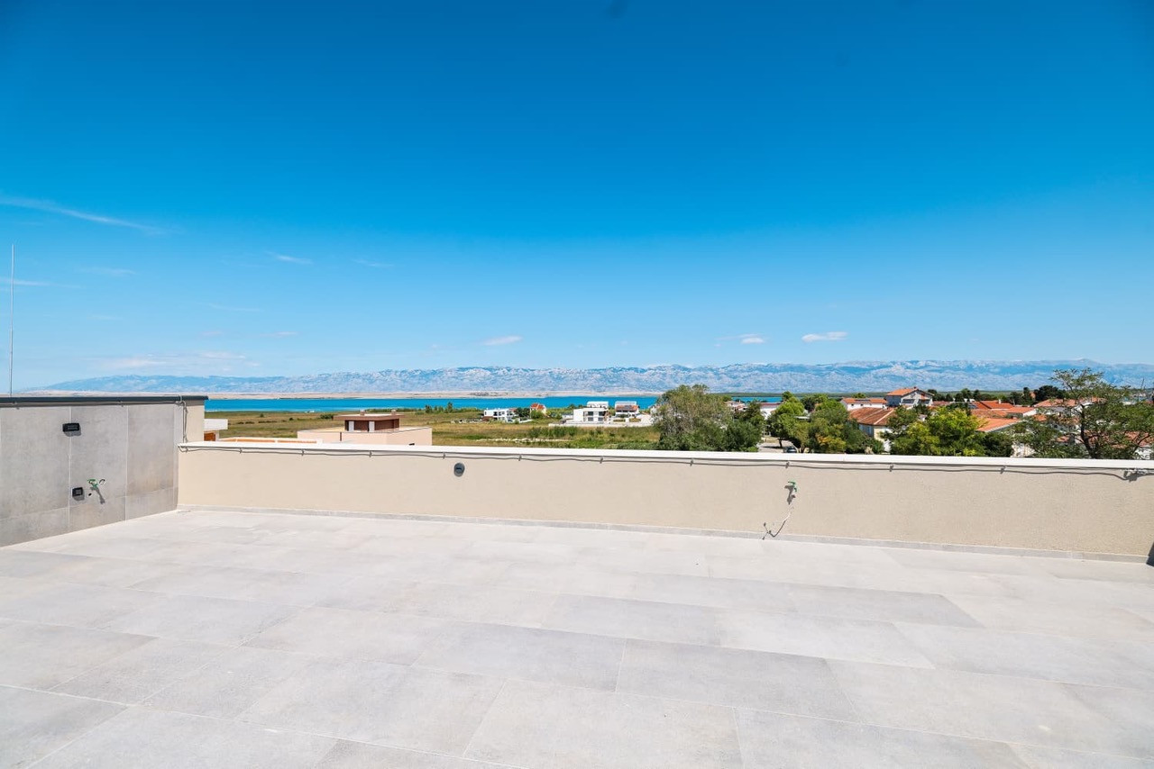 Na predaj novostavba apartmánu len 200m od mora so záhradou v Chorvátsku