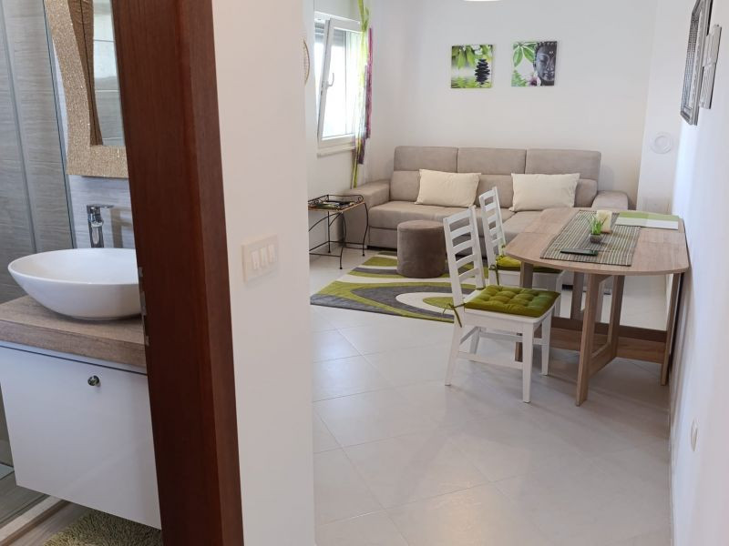 Priležitosť 2x krásny apartmán len 150m od mora s výhľadom na more v Chorvátsku