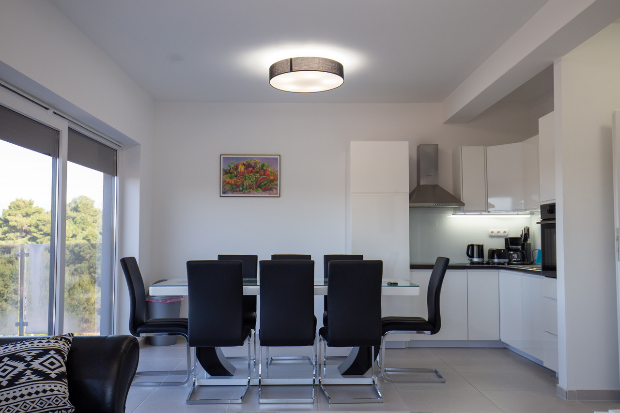 Na predaj: Priestranný 4 izbový apartmán na ostrove Vir v Chorvátsku