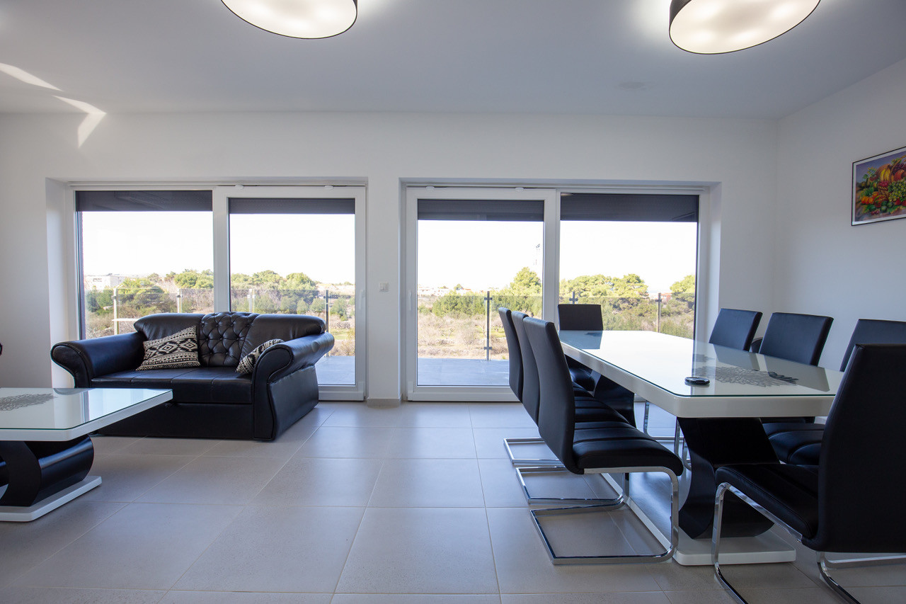 Na predaj: Priestranný 4 izbový apartmán na ostrove Vir v Chorvátsku