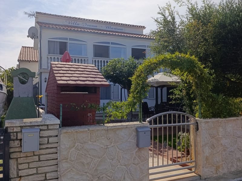 Chorvátsko - Na predaj dom s dvoma apartmánmi len 90 m od mora – Vrsi!