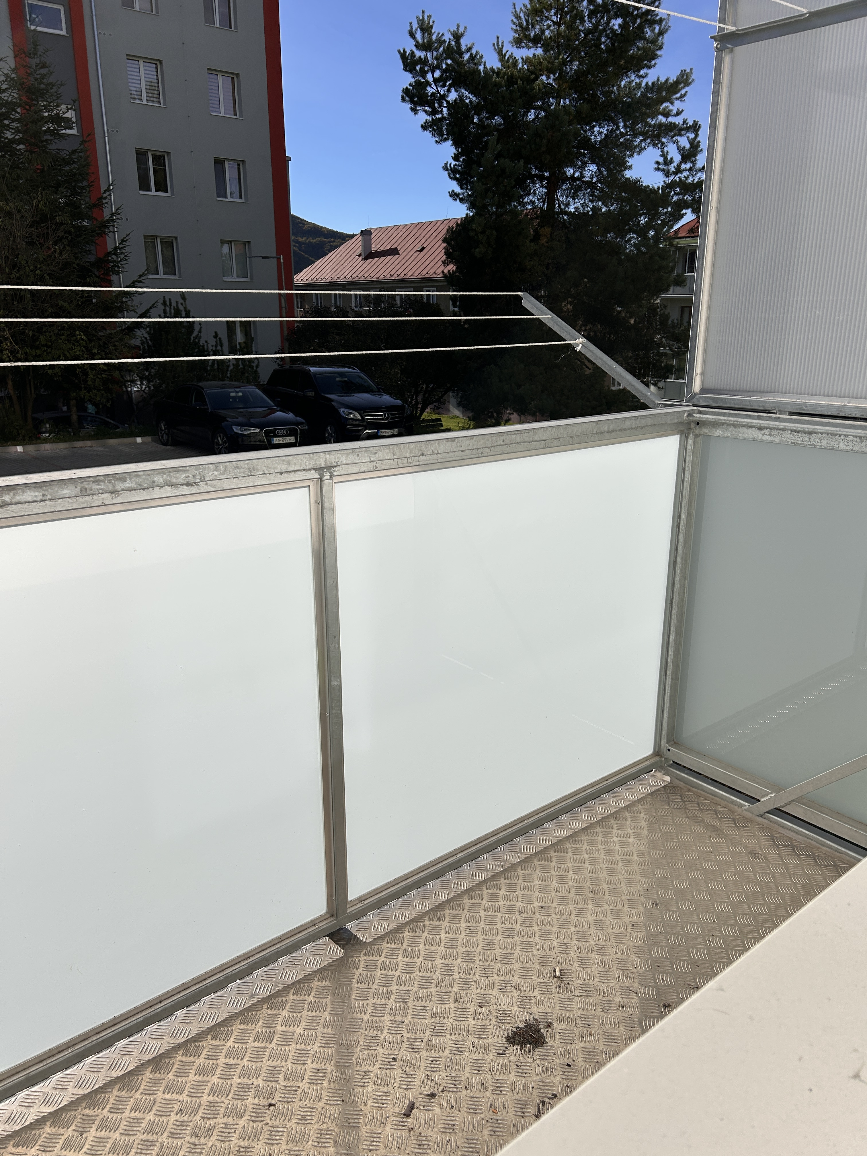 ZNIŽENÁ CENA - 2 - izbový byt po rekonštrukcii s novým balkónom Valaská