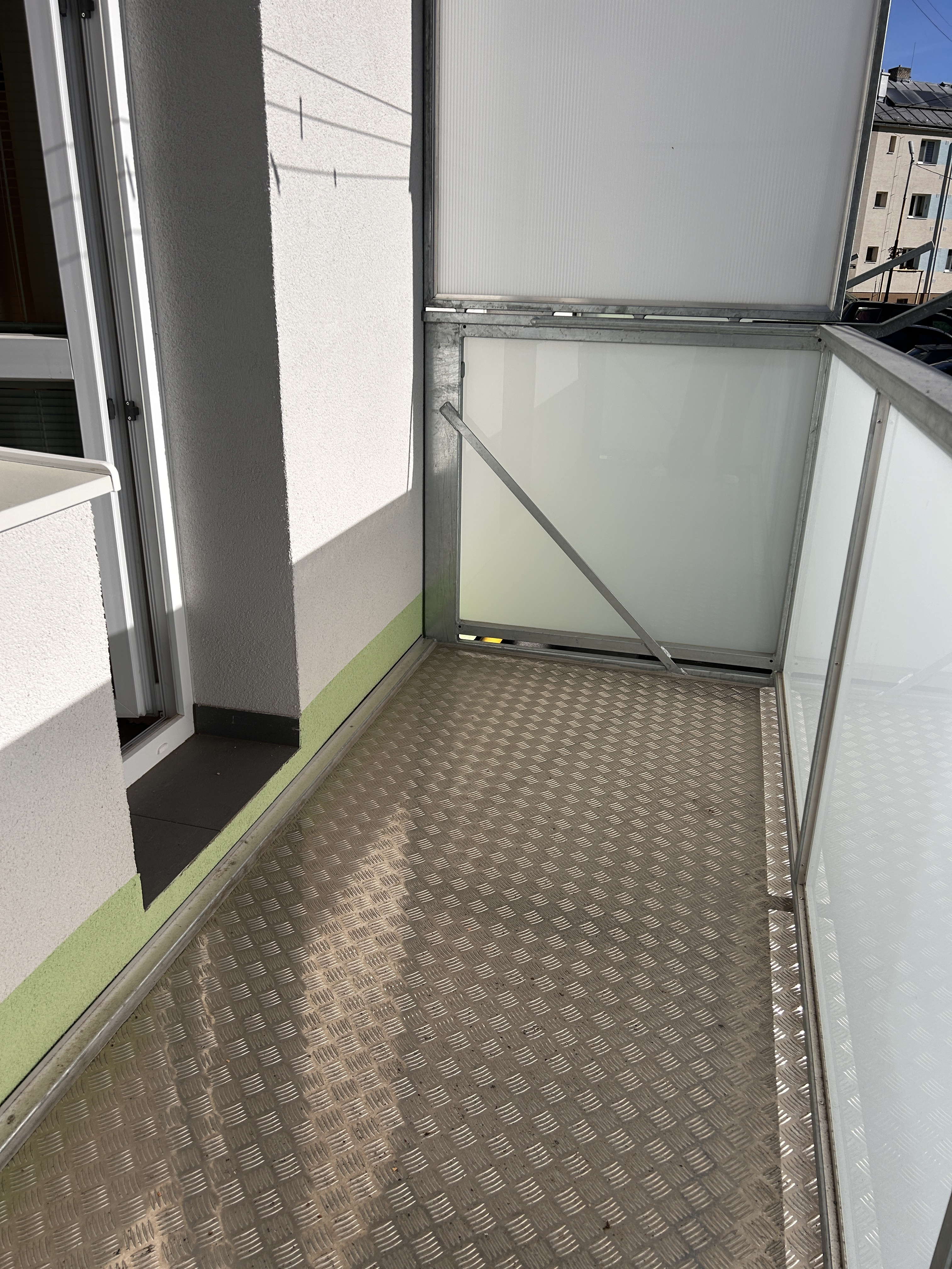 ZNIŽENÁ CENA - 2 - izbový byt po rekonštrukcii s novým balkónom Valaská