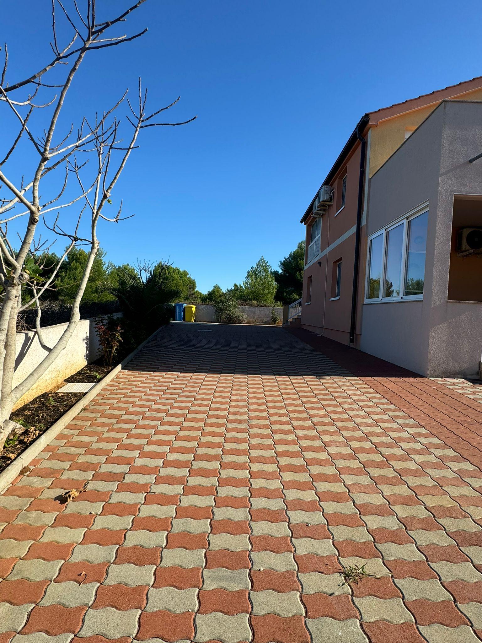 CHORVÁTSKO - EXKLUZÍVNE NA PREDAJ 4-IZBOVÝ APARTMÁN S VÝHĽADOM NA MORE, OSTROV VIR