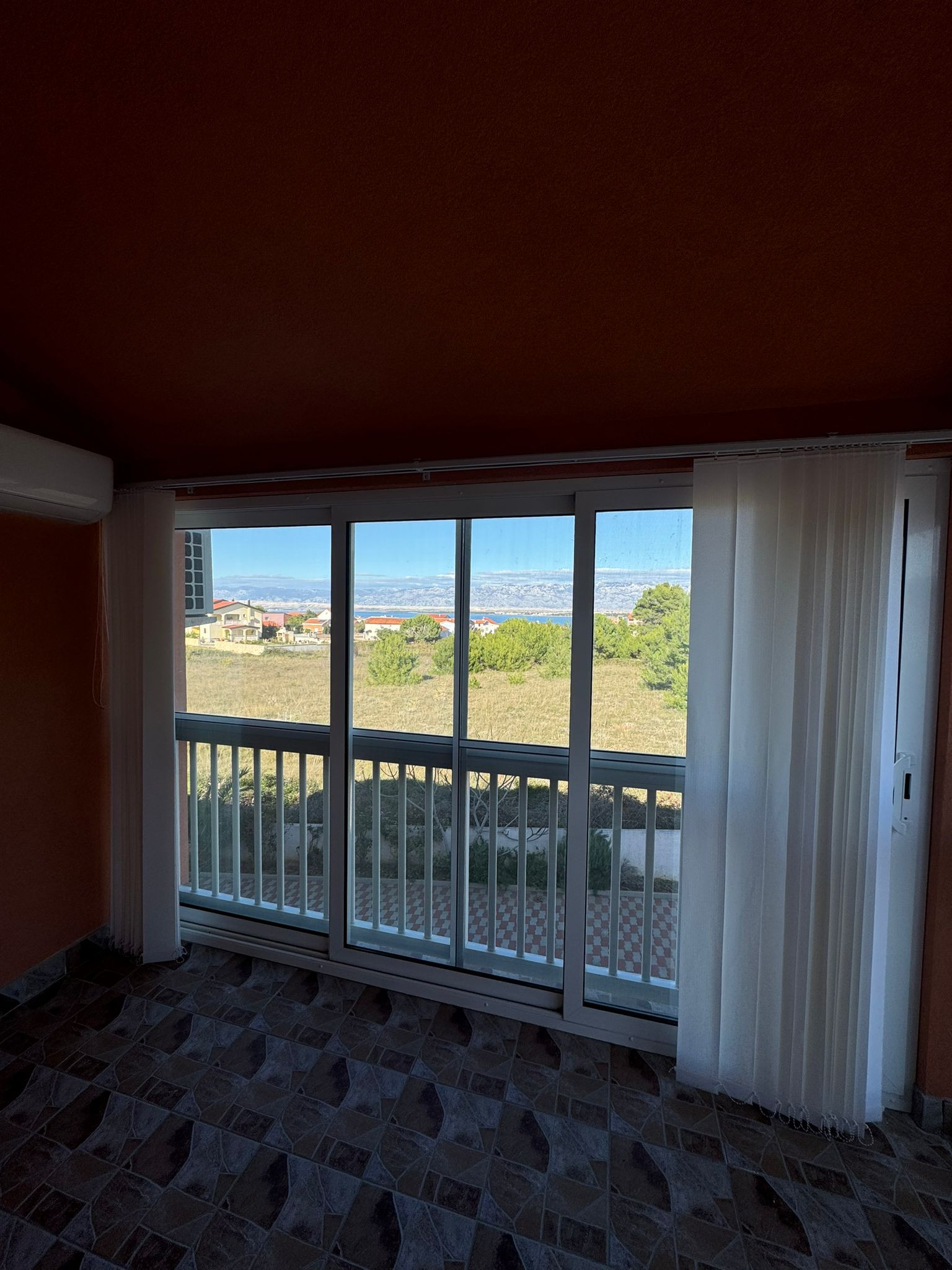 CHORVÁTSKO - EXKLUZÍVNE NA PREDAJ 4-IZBOVÝ APARTMÁN S VÝHĽADOM NA MORE, OSTROV VIR