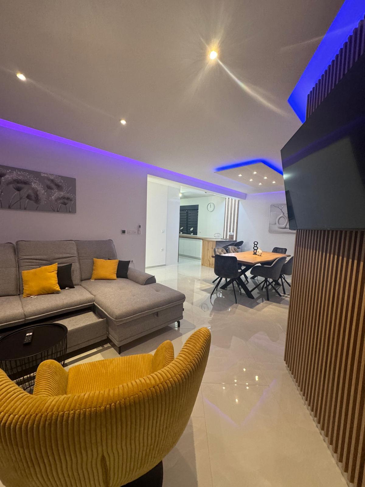 EXKLUZÍVNA NOVOSTAVBA S BAZÉNOM - OSTROV VIR, CHORVÁTSKO